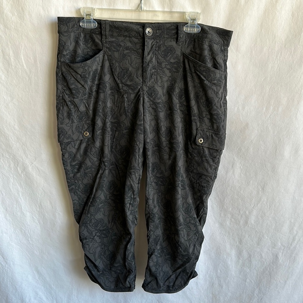 Eddie Bauer charcoal gray and black print active capris, size 12